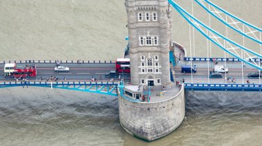 Tower Bridge, Londra helikopter havadan görünümü.