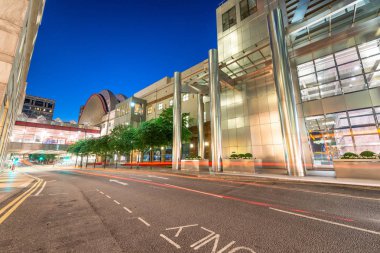 Londra - Haziran 2015:Canary Whard binaları geceleri. Londra 30 milyon kişi her yıl çekiyor.
