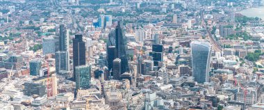 London City hava görünümünü. İş merkezleri ile helikopter uzun boylu gökdelenler.