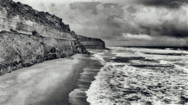 Güzel bir plaj ve cliff ek yükü havadan görünümü.