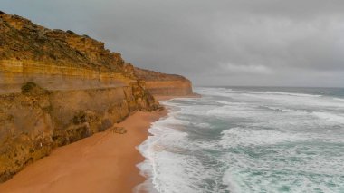 Okyanus dalgaları bir fırtına sırasında ile güzel hava görünümünü. Drone yüksek bakış açısı.
