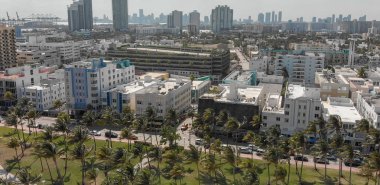 Güneşli bir günde, Florida Miami Beach manzarası ve kıyı şeridi havadan görünümü.