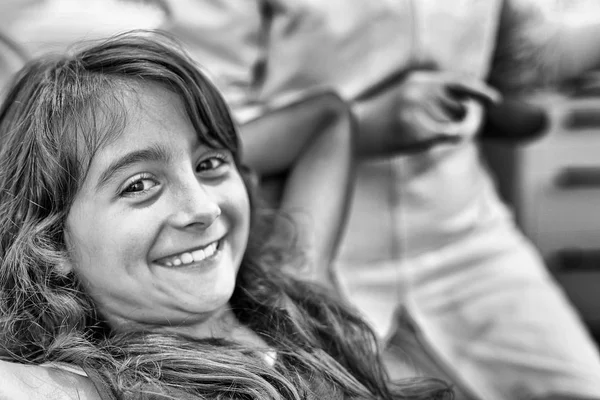 Bela Sorridente Menina Deitada Cadeira Dentista Visita Inspecção Dentária — Fotografia de Stock