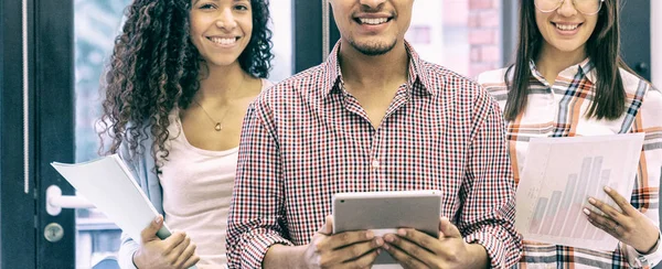 Multi Grupo Étnico Jóvenes Compañeros Trabajo Feliz Celebración Tabletas Papeles — Foto de Stock