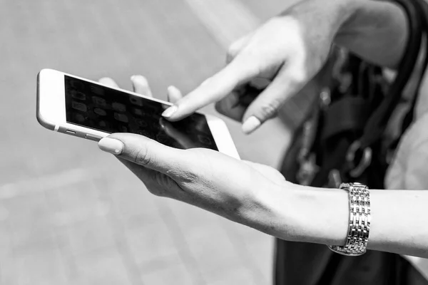 Fechar Mãos Uma Menina Seu Smartphone Enquanto Ela Está Procurando — Fotografia de Stock