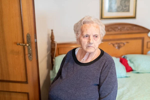 Portret Van Oudere Dame Zittend Het Bed Kijkt Uit Het — Stockfoto