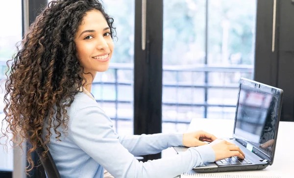 Genç Kız Ofiste Dizüstü Bilgisayar Kullanıyor — Stok fotoğraf