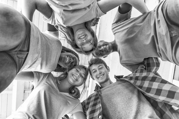 Bir Grup Okul Arkadaşı Birbirine Sarılıyor Çimenlikteki Cep Telefonuna Bakarak — Stok fotoğraf