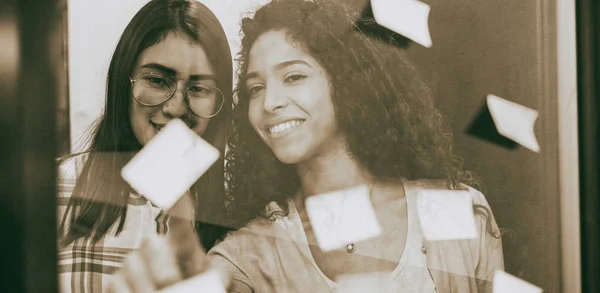 Spaanse Meisje Tonen Haar Aziatische Collega Haar Idee Geschreven Een — Stockfoto