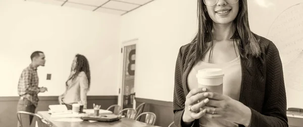 Ofiste Elinde Kahve Fincanı Tutan Genç Bir Kadını Arkadaşları Arka — Stok fotoğraf