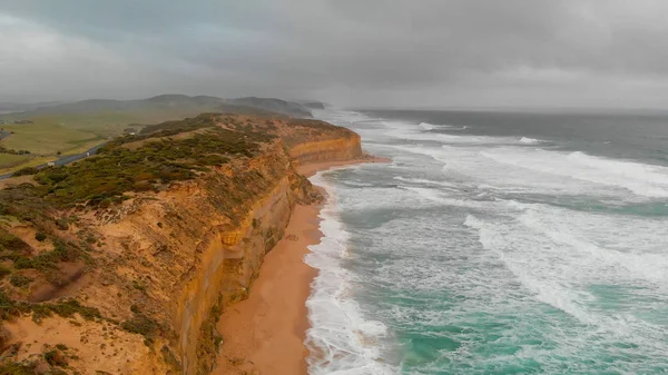 十二使徒定員会岩や崖の日没時オーストラリア空撮 — ストック写真