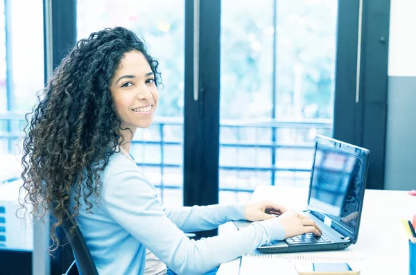 Young Girl Using Laptop Office — Stock Photo, Image