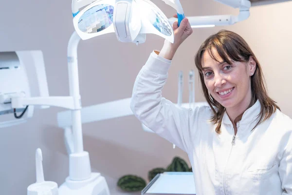 Una Dentista Sorridente Nel Suo Studio Sta Aspettando Paziente — Foto Stock