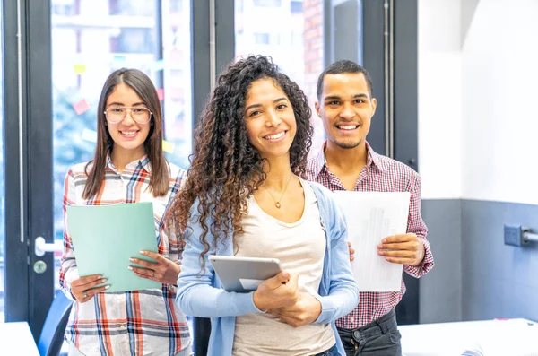 Heureux Collaborateurs Multiethniques Souriant Avec Succès Dans Bureau — Photo