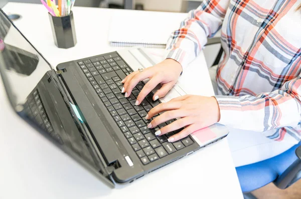 Chica Usando Ordenador Portátil Oficina Centran Los Dedos Teclado —  Fotos de Stock