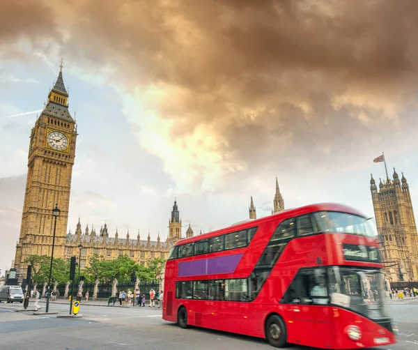 Pączek Red Przyspieszenie Przed Pałac Westminster Londyn — Zdjęcie stockowe