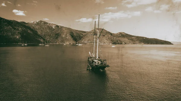 Antiguo Velero Anclado Cerca Una Isla Vista Aérea Blanco Negro —  Fotos de Stock