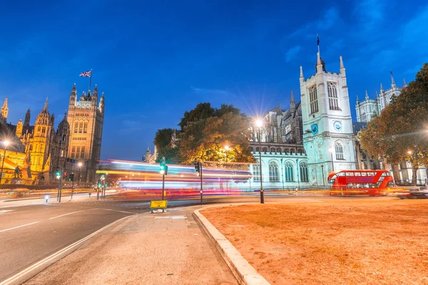 Tráfico Por Zona Westminster Por Noche Dos Autobuses Rojos Uno — Foto de Stock