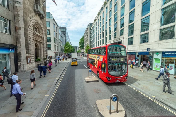 Londra - Haziran 2015: Turist ve trafik şehir sokaklar boyunca. Şehrin 30 milyon kişi her yıl çekiyor.