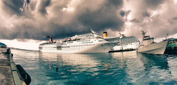 Cruise Ship Exteriör Karibiska Havet — Stockfoto