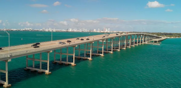 Vista Aérea Del Tráfico Largo Rickenbacker Causeway Miami Florida —  Fotos de Stock
