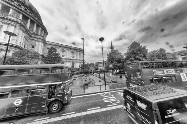 Londra Giugno 2015 Traffico Davanti San Paolo Visto Autobus Londra — Foto Stock