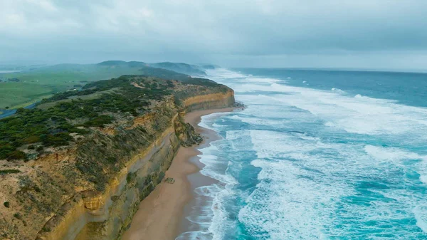十二使徒定員会岩や崖の日没時オーストラリア空撮 — ストック写真