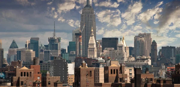 从布鲁克林大桥在日落 美国的纽约城摩天大楼的视图 — 图库照片