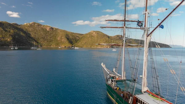 Antiguo Velero Anclado Cerca Una Isla Vista Aérea — Foto de Stock