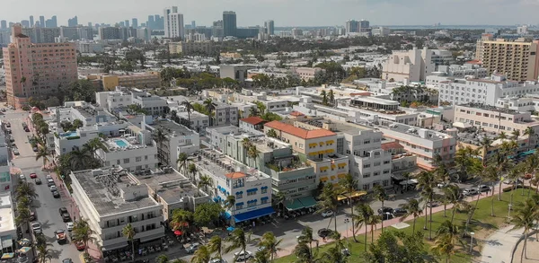 Güneşli bir günde, Florida Miami Beach manzarası ve kıyı şeridi havadan görünümü.
