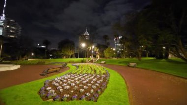 Albert Park Auckland gece manzarası. Bahçeleri ve şehir gökdelenler, Yeni Zelanda