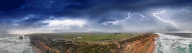 Fırtına yukarıda Oniki Havariler, çarpıcı panoramik hava, Avustralya