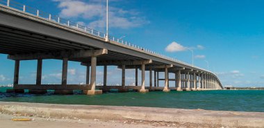 Trafik Rickenbacker geçidi, Miami - Florida boyunca havadan görünümü.