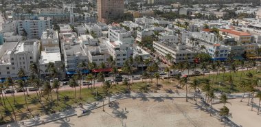 Güneşli bir günde, Florida Miami Beach manzarası ve kıyı şeridi havadan görünümü.