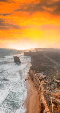 Hava panoramik Gibson adımlardan Twelve Apostles fırtınalı bir gün batımı, Avustralya üzerinde.