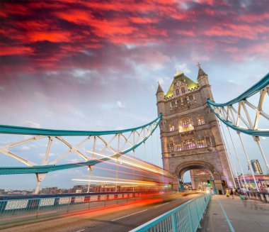 Geceleri, London Tower Bridge araba ışık ile rotaları.