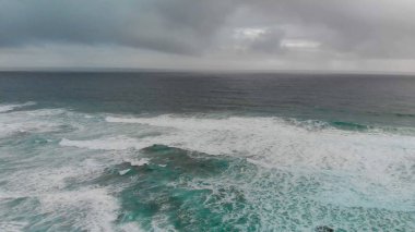 Okyanus dalgaları bir fırtına sırasında ile güzel hava görünümünü. Drone yüksek bakış açısı.