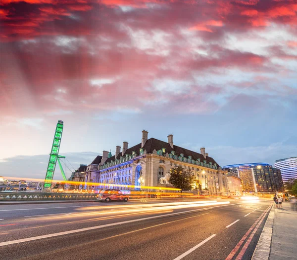 Touristen Spazieren Nachts Über Die Westminster Bridge London — Stockfoto