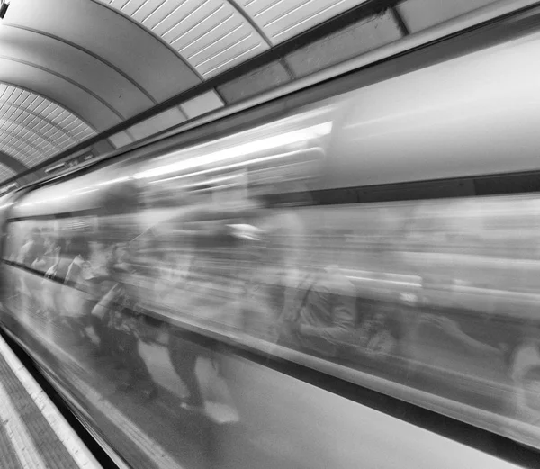 Londoni Metró Vonat Homályos Gyors Mozgását — Stock Fotó