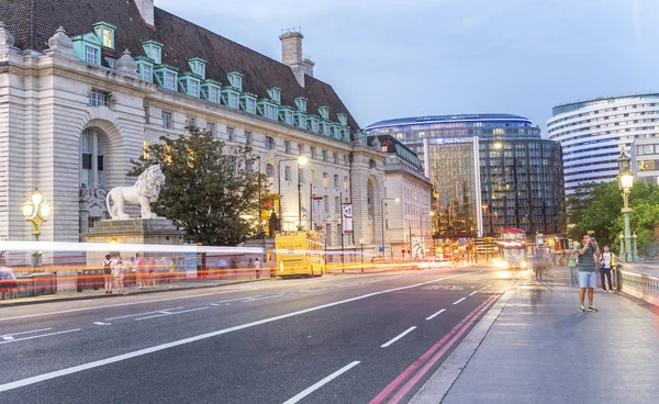 London Maj 2015 Turister Promenad Längs Westminster Bridge Natten London — Stockfoto