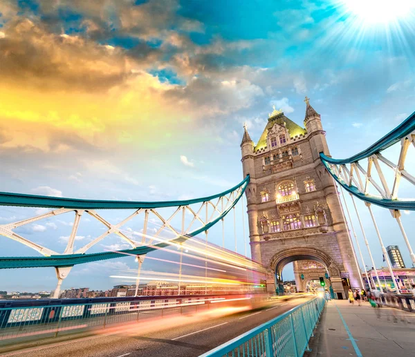 Tower Bridge Avec Des Sentiers Lumière Voiture Nuit Londres — Photo