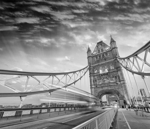 Μονοπάτια Tower Bridge Αυτοκίνητο Φως Νύχτα Λονδίνο — Φωτογραφία Αρχείου