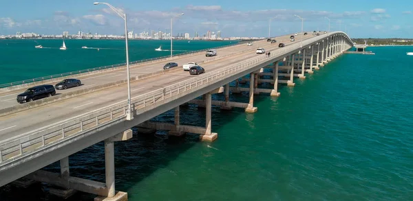 Flygfoto Över Trafiken Längs Rickenbacker Causeway Miami Florida — Stockfoto
