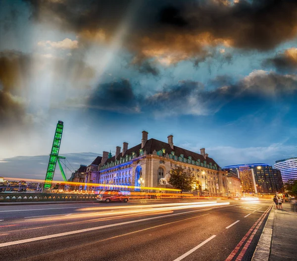 Tourists Walk Westminster Bridge Night London — Stock Photo, Image