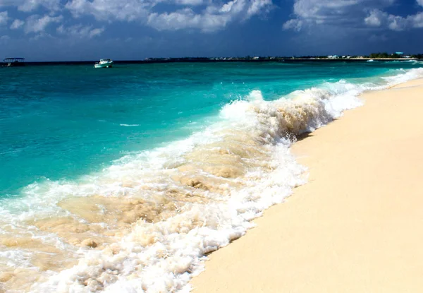 Γαλαζοπράσινα Νερά Της Καραϊβικής Θάλασσας Ουρανό Φόντο Γκραντ Κέιμαν — Φωτογραφία Αρχείου