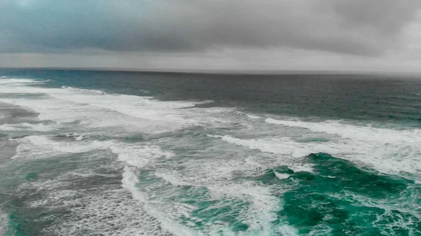 Hermosa Vista Aérea Del Océano Con Olas Durante Una Tormenta — Foto de Stock