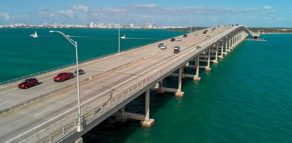 Vista Aérea Del Tráfico Largo Rickenbacker Causeway Miami Florida —  Fotos de Stock