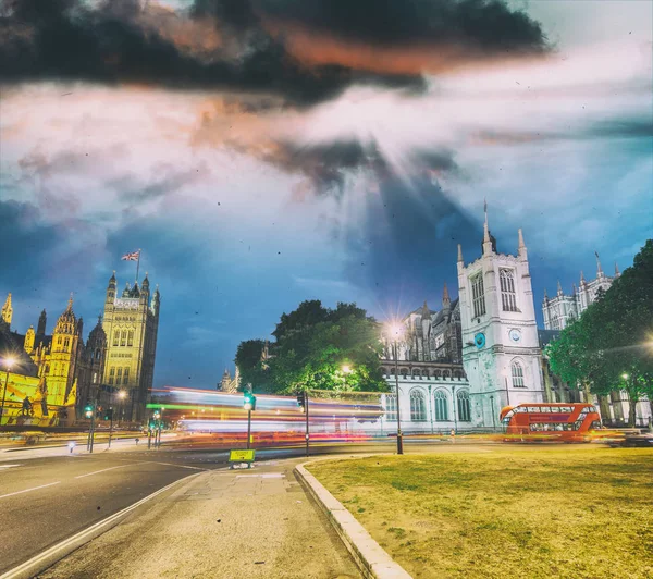 Trânsito Longo Área Westminster Noite Dois Autocarros Vermelhos Acelerar Depressa — Fotografia de Stock