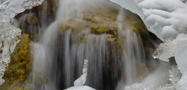 Agua Que Fluye Bajo Hielo Dolomitas Italia —  Fotos de Stock