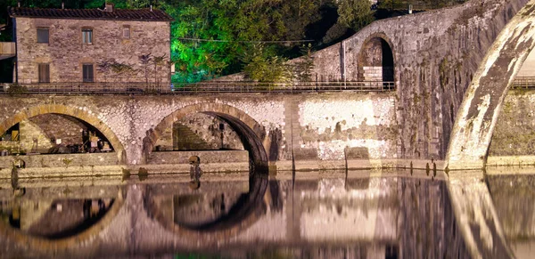 Farben Und Reflexionen Der Teufelsbrücke Bei Nacht Italien — Stockfoto